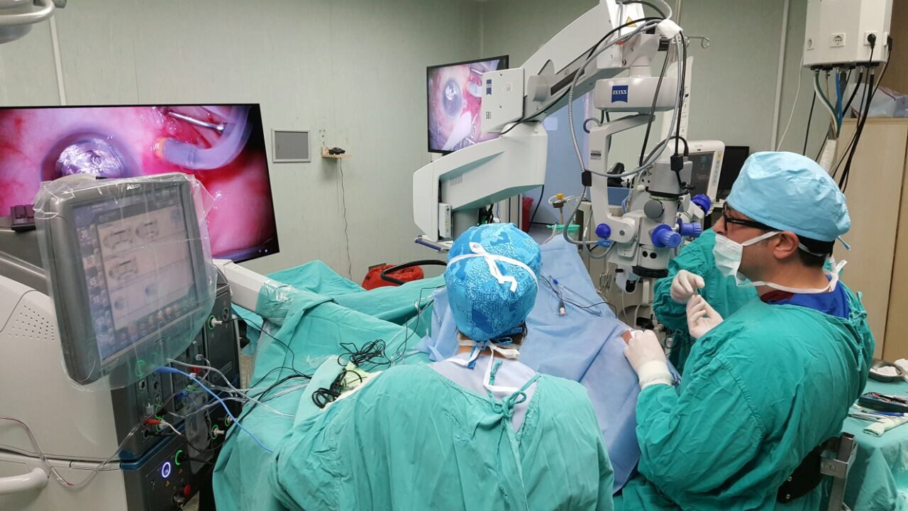 Vitreoretinal cerrahi ameliyatı — Prof. Dr. A. Burak Bilgin ameliyat mikroskobu başında retina cerrahisi uygularken